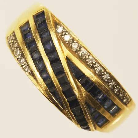 Ring med diamanter ca 15xca0,001ct samt möjligen syntetiska safirer, stl:19½, bredd 9,4mm, 18K  Vikt: 7 g