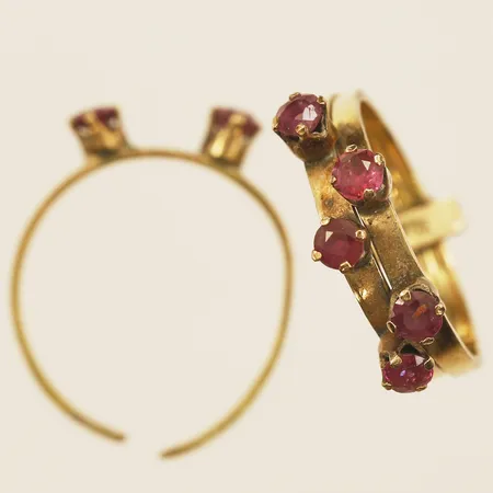 Ring tredelad med röda stenar defekt, 14K  Vikt: 4 g