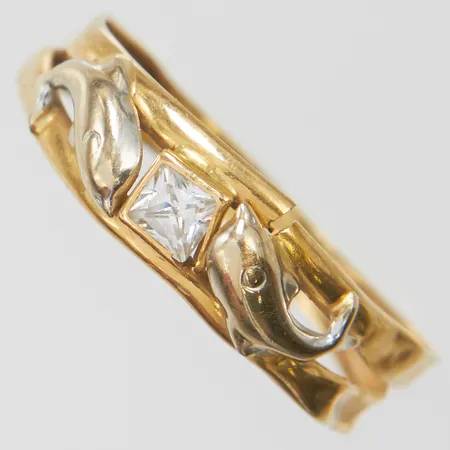 Ring skadad, bucklig, spricka i skenan, vit sten, 18K Vikt: 1,1 g
