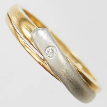 Ring med diamant 1 x ca.0,03ct, stl:18, bredd: 2,6-5,1mm, tvåfärgad, delvis matterad, GFAB, 18K Vikt: 3,8 g