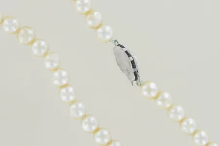 Pärhalsband med silverlås syntetiska längd 59 cm bredd 7 mm