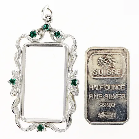 Silvertacka 32x29mm 15,5gram finsilver 999/1000 (hänge/ram till tackan i vitmetall, fästtappar på baksidan saknas). Vikt: 15,5 g