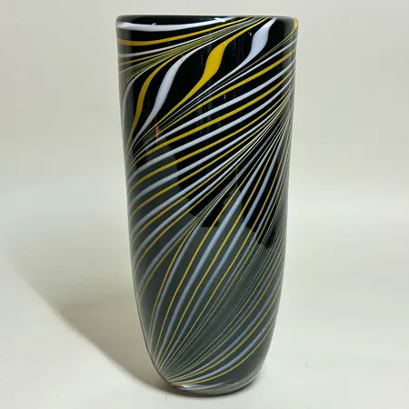 Vas Pukeberg 2007 design Micke Johansson 22,5cm signerad Skickas med postpaket.