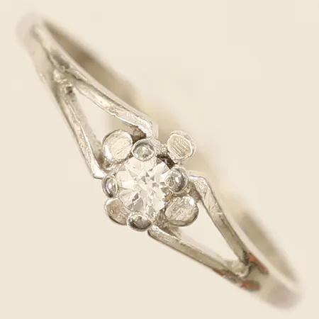 Ring med vit sten stl:16½, bredd 5mm, silver  Vikt: 0,9 g