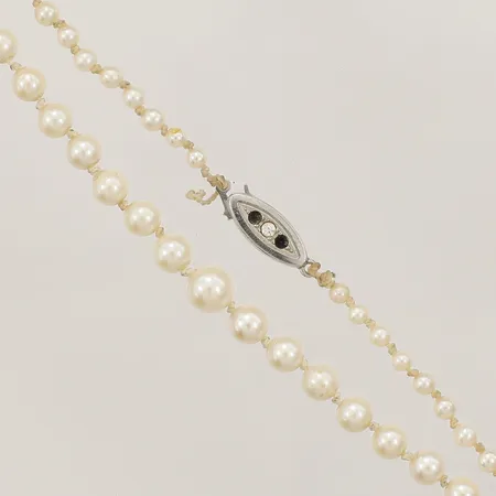 Pärlcollier med odlade pärlor, längd 61cm, bredd 3,3-5,5mm, saknar stenar bör träs om lås i 925/1000 Vikt: 0 g