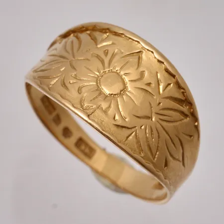 Ring stl:18½, bredd 2,7-11,4mm, mormorring, graverad blommotiv, 18K 3,68g.