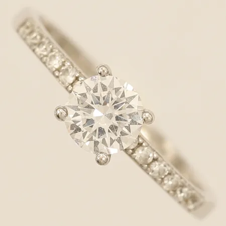 Ring vita stenar stl:18½, bredd 2-6mm, silver 925/1000  Vikt: 2,2 g