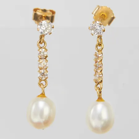 Örhängen med droppformade odlade sötvattenpärlor samt vita stenar, längd: 22,5mm, 18K Vikt: 1,4 g