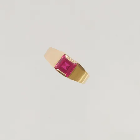 Ring stl:17½ bredd 7mm syntetisk spinell 18K 1,6g.