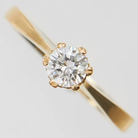 Enstensring med 1 diamant 0,35ct enligt gravyr, ca.TW-W(G-H)/VVS-VS, stl: 18¼, bredd: 2,2-5,7mm, ograverad, svenska stämplar, 18K Vikt: 2,7 g