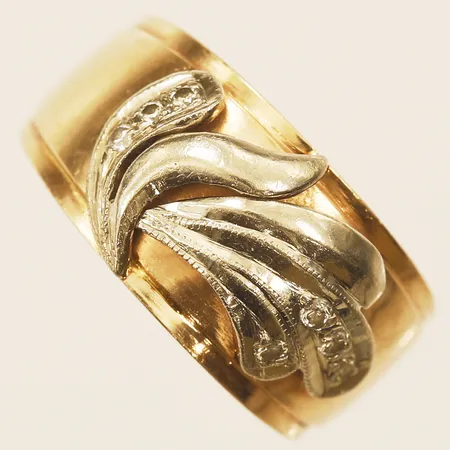 Ring med diamanter 7x0,01ct stl:18 bredd 5,3mm 14K Vikt: 4,8 g