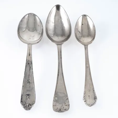 3 kaffeskedar av olika modeller, böjda, graverade, silver 830/1000 35,5g. 