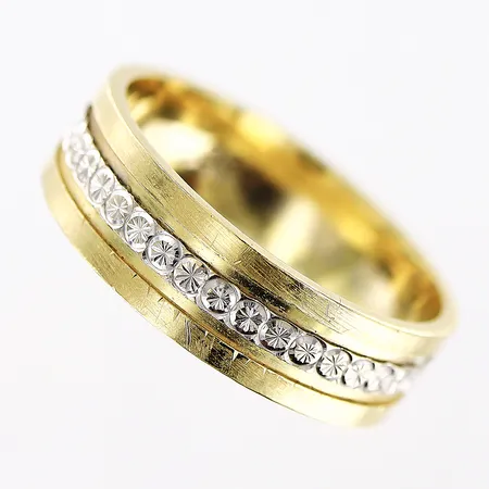 Ring mönstrad vit/gulguld stl:18¾, bredd 5,5mm, repor, 14K Vikt: 5,4 g