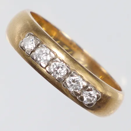 Ring med diamanter 5x0,03ct, stl:16¾, bredd 4mm, gravyr, 18K Vikt: 5,1 g