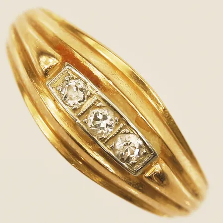 Ring med diamanter ca 3x0,01ct, stl:17½ bredd 3,1mm 18K Vikt: 4,3 g