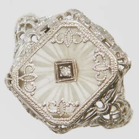 Ring med snidad bergkristall samt diamant 1 x ca.0,01ct, 8/8-slipad, Ø18, bredd: 1,7-14,7mm, skenan något skev och tunn, vitguld, 14K Vikt: 2 g