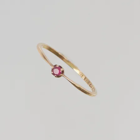 Ring med rosa safir stl:16½ bredd 2mm 18K 0,8g.
