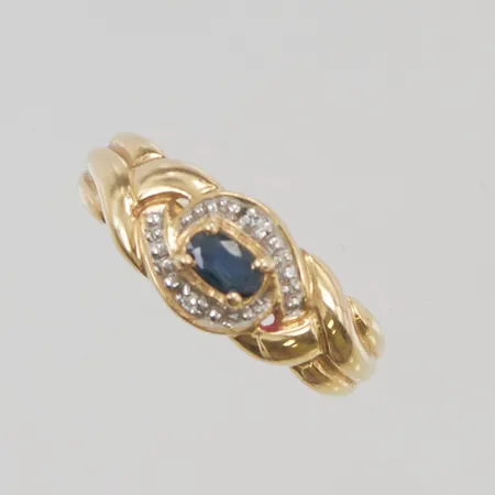 Ring med diamanter 2x ca 0,01ct samt safir, stl:17¾ bredd 8mm 18K 3,2g.