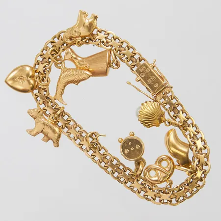 Armband X-länk med nio integrerade berlocker, längd: 18,5cm, bredd: 6,7mm, sprickor i länkar, skev låstunga, en säkerhetsåtta glappar, en tom ögla för berlocker, svenska stämplar, 18K Vikt: 24,6 g