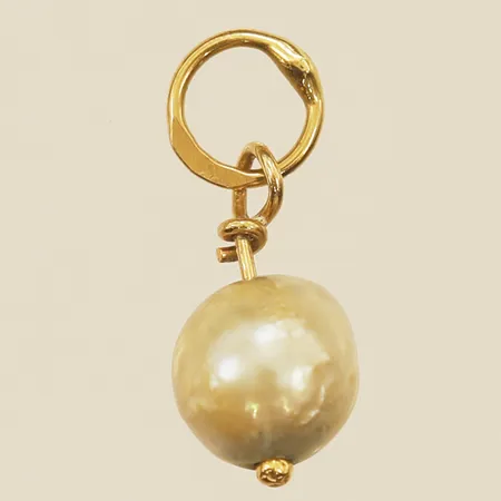 Hänge med barockpärla Ø5,9mm, sliten pärla, 18K  Vikt: 0,4 g