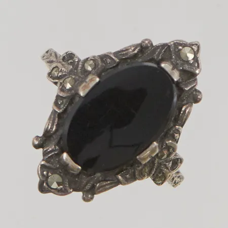 Ring med onyx samt markasiter stl:17¾ bredd 22mm fattning i silver, skena i 18K stenar saknas, bruttovikt 3,8g.