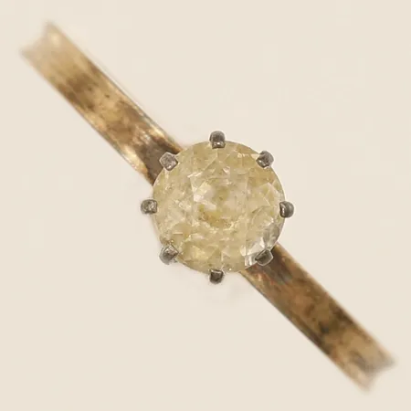 Ring med vit sten, stl:16½, bredd 1,7mm Guldvaruhuset Aktiebolag, år 1940 18K  Vikt: 1 g