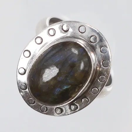 Ring med svart sten, stl:18½, bredd 4-22mm, 925/1000 silver Vikt: 7,7 g