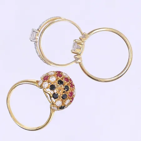 Tre ringar med sten, defekt saknar sten, 18K Bruttovikt: 8,9g Vikt: 8,9 g