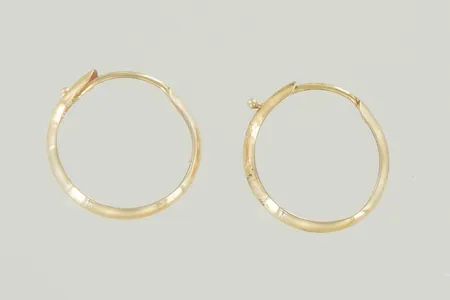 Ett par örhängen diam 1,2 cm, ojämn 18K Vikt: 0,7 g