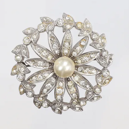 Brosch med vit strass och imitationspärla växtdekor Ø45mm, saknar strass, importstämplar, Belle Epoque-stil omkring 1900-talets mitt märkt sterling silver 925/1000  Vikt: 16,4 g