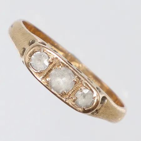 Ring med vita stenar, stl:16¾, bredd 2-4mm, 18K Vikt: 2,7 g
