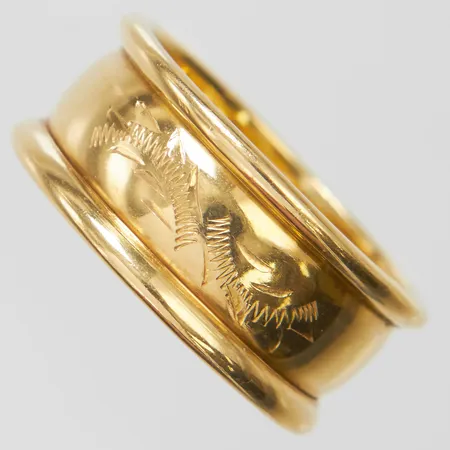 Ring med mönstergravyr stl: 20¼, bredd: 9,7mm, 18K Vikt: 4,5 g