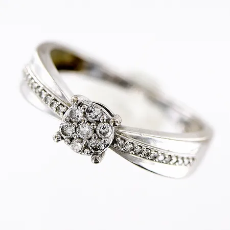 Ring med diamanter 22 x 0,005ct och 7 x 0,02ct Guldfynd stl:17, gravyr, 18K  Vikt: 2,7 g