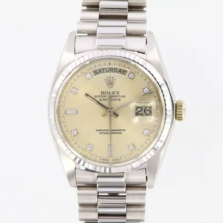 Herrur Rolex Oyster Perpetual Day-Date Ø36mm, Automatisk, diamantindex, Referens-nr:18039, Serie-nr:5263278, Boett-nr: 18000, Verk-nr: 0000892, Cal: 3055, vitguld 18K, sammetsfodral Bergströms Ur, garanticertifikat Hongkong 1979, kvitto från Parker & Smith Cannes 2025