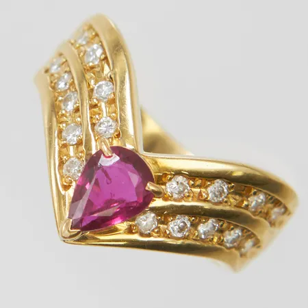 Ring med en droppslipad rubin 0,72ct enligt gravyr samt 18 diamanter 0,23ctv enligt gravyr, stl: 16½, bredd: 5-12,5mm, 18K Vikt: 7,4 g