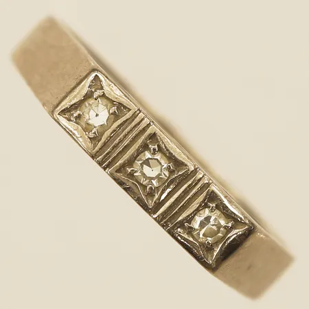 Ring med diamanter totalt 0,10ct enligt gravyr, stl:17, bredd 3mm, gravyr vitguld 18K  Vikt: 2,7 g