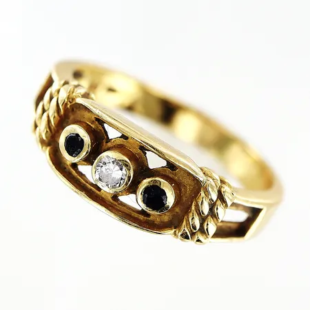 Ring med diamant ca 0,03ct och safirer, stl:18¼, bredd 2,5-6,5mm, något skev, 18K Vikt: 4,4 g