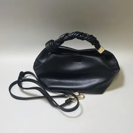 Handväska Ganni Bou liten längd 28cm höjd ca 14cm djup 14cm bruksskick inga tillbehör. 