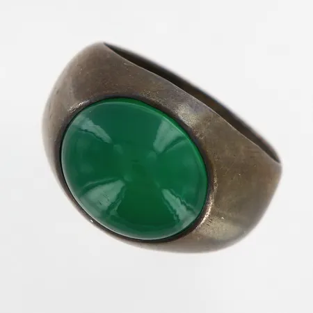 Ring med grön sten stl:15¾, bredd:6-13mm, silver 835/1000 Vikt: 4,5 g