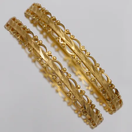 2 armringar ca Ø60mm, bredd ca 7mm, skeva, 22K  Vikt: 19,7 g