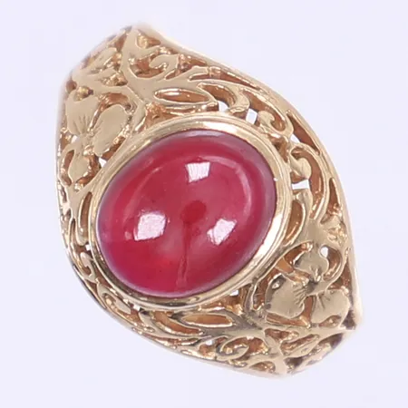 Ring med röd sten samt genombruten dekor stl: 17½ bredd 4-15mm 14K Bruttovikt: 4,9g Vikt: 4,9 g