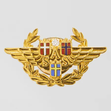 Pin vingar med SAS emblem, 25,7x14,7mm, diamant 1 x ca.0,02ct, emalj, bakstycke i oädel metall, Sporrong AB, 14K, bruttovikt 3,5g Vikt: 3,5 g