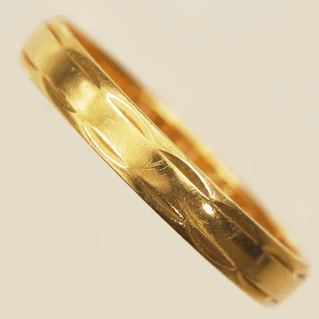 Ring med mönsterdekor, stl:17 bredd 3mm, gravyr, 18K  Vikt: 2,1 g