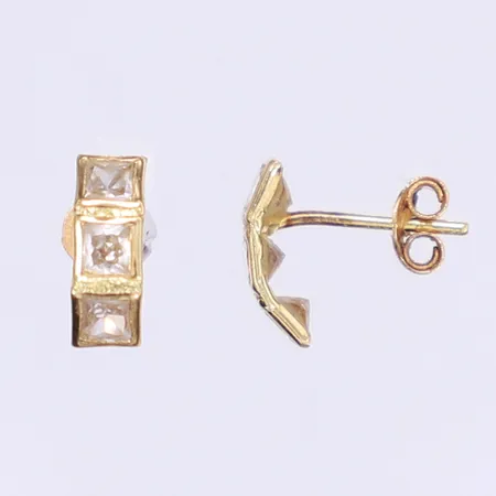 Ett par örhängen med vita stenar 9x3mm, något skeva stift, 18K  Vikt: 0,9 g