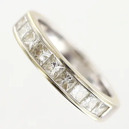 Ring Guldfynd med 9st prinsesslipade diamanter totalt 1,00ctv enligt gravyr stl:17 bredd 4mm vitguld 18K Vikt: 5,3 g