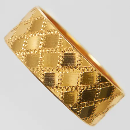Ring med mönsterdekor, stl: 17½, bredd: 7mm, 21K Vikt: 3,1 g