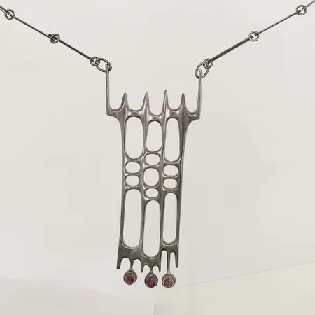 Collier med ametister, längd 59cm bredd 2-44mm, Gewe Silvervarufabriken Ab år 1966, silver Vikt: 39,4 g