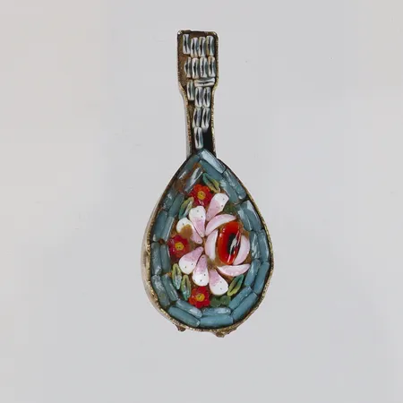 Brosch i form av mandolin med mikromosaik s.k. "Pietra Dura", Italien omkring 1900-talets mitt, gulmetall 14x32mm 