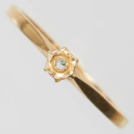 Ring med diamant 1 x ca.0,01ct, 8/8-slipad, stl:16¼, bredd: 1,5-3,5mm, GFAB, 18K Vikt: 1,3 g