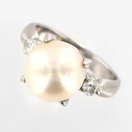 Ring odlad pärla samt diamanter, ca 2x0,10, stl:16¼, bredd: ca 2,5-10mm, Platina Vikt: 6,9 g